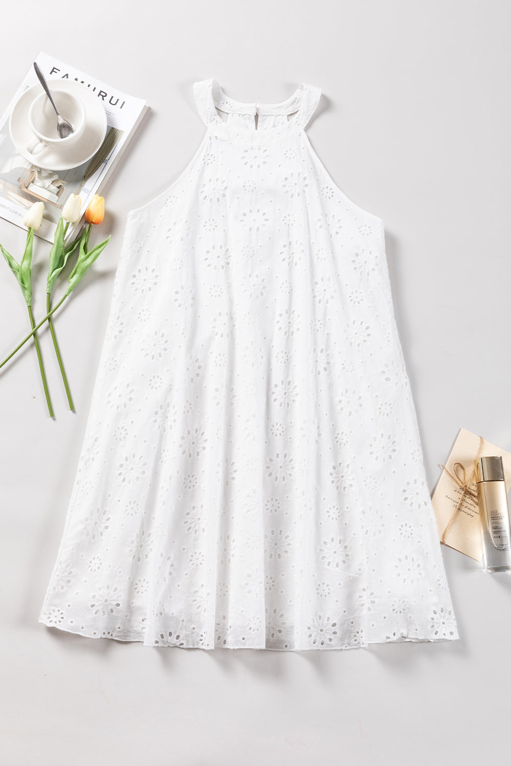 Robe blanche sans manches à col licou et motif à œillets style Boho