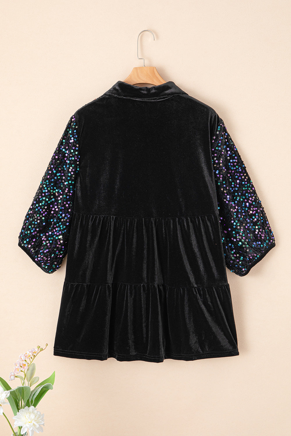 Chemise noire à basque en velours boutonnée à manches bouffantes et sequins