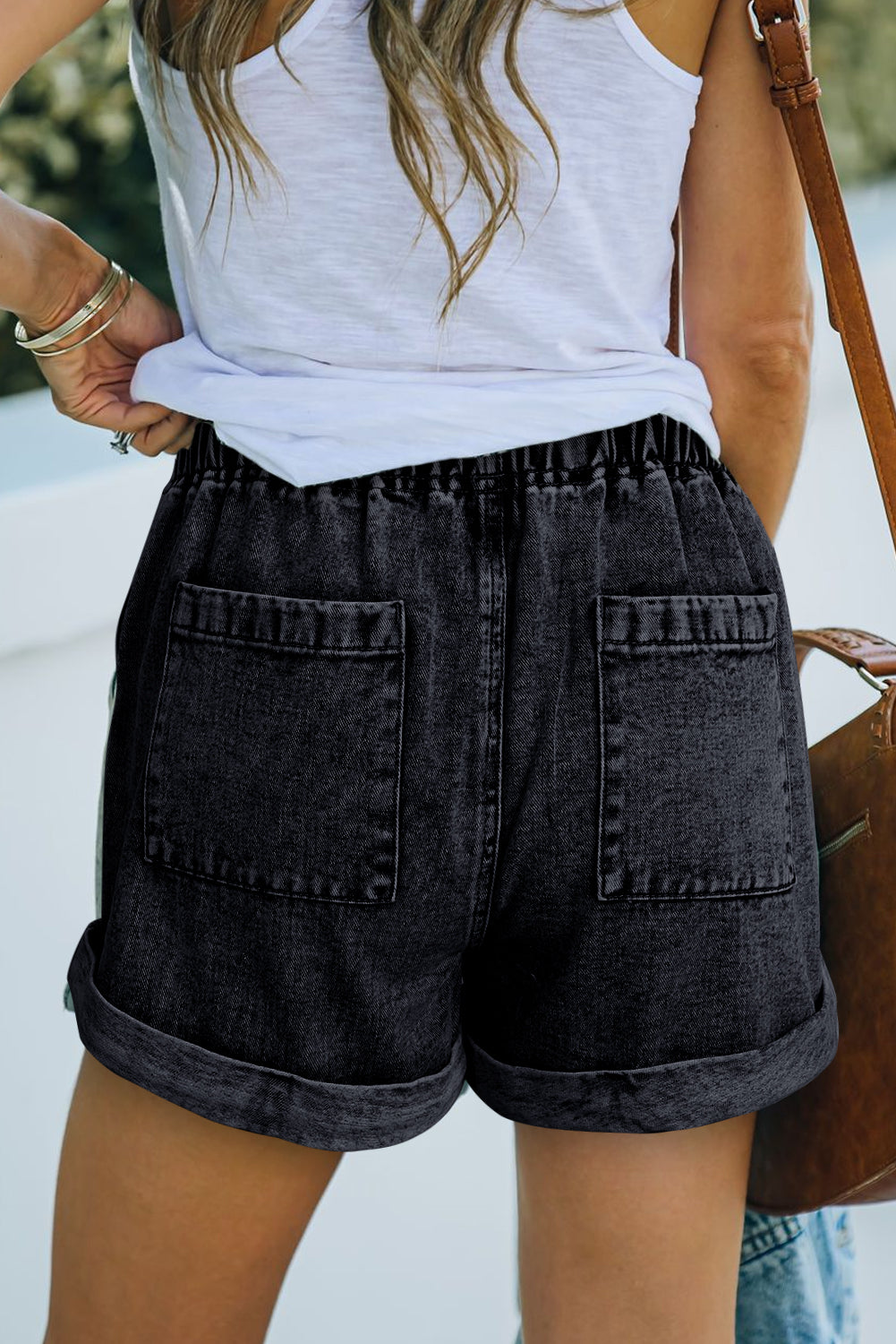 Shorts jeans cinza com bolso e cordão de cintura alta