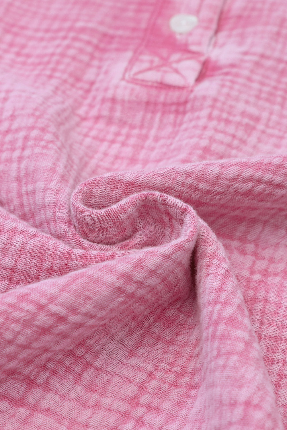 Top Henley Solto com Textura Rosa Crinkle