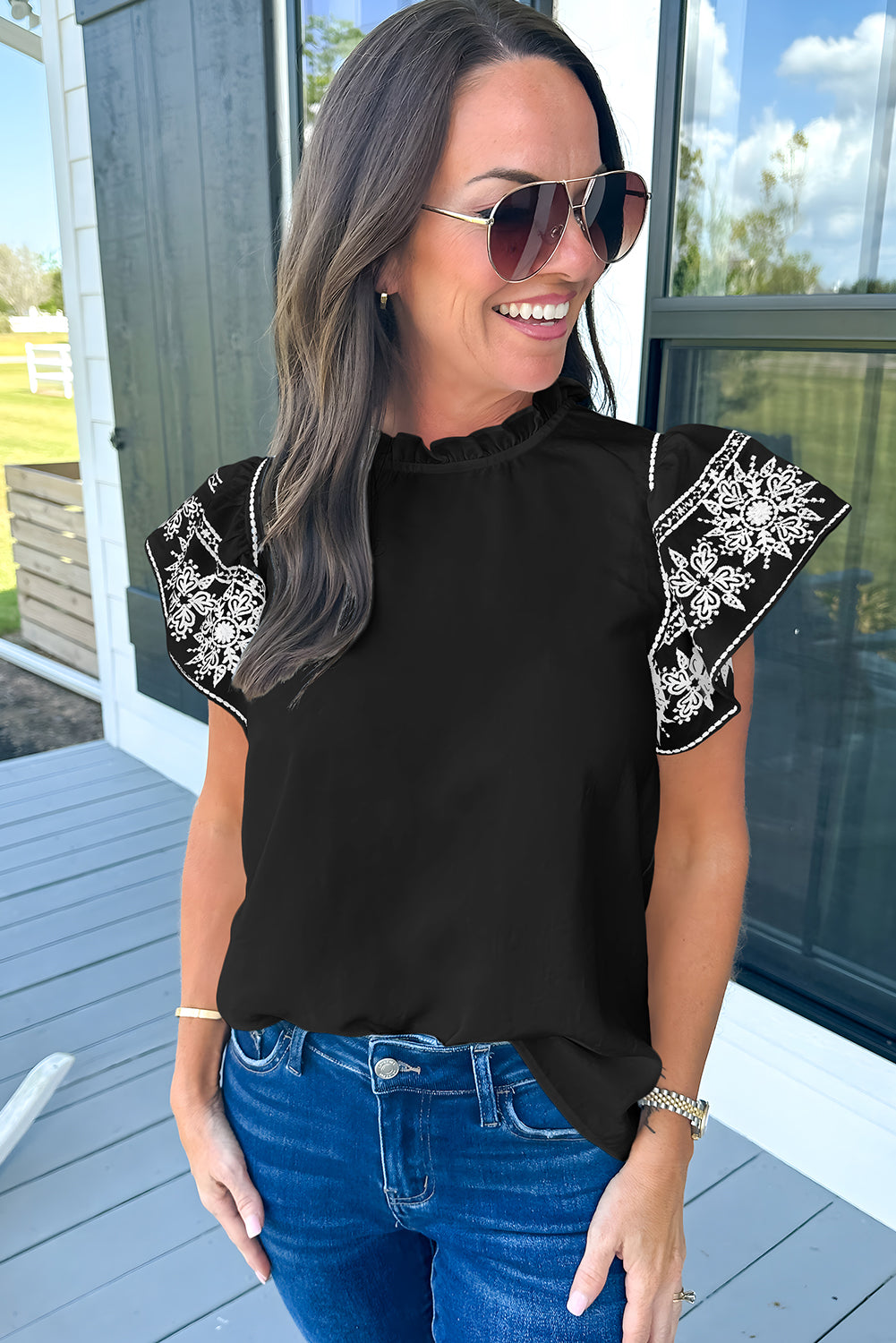 Blouse noire brodée à manches volantées et col à volants