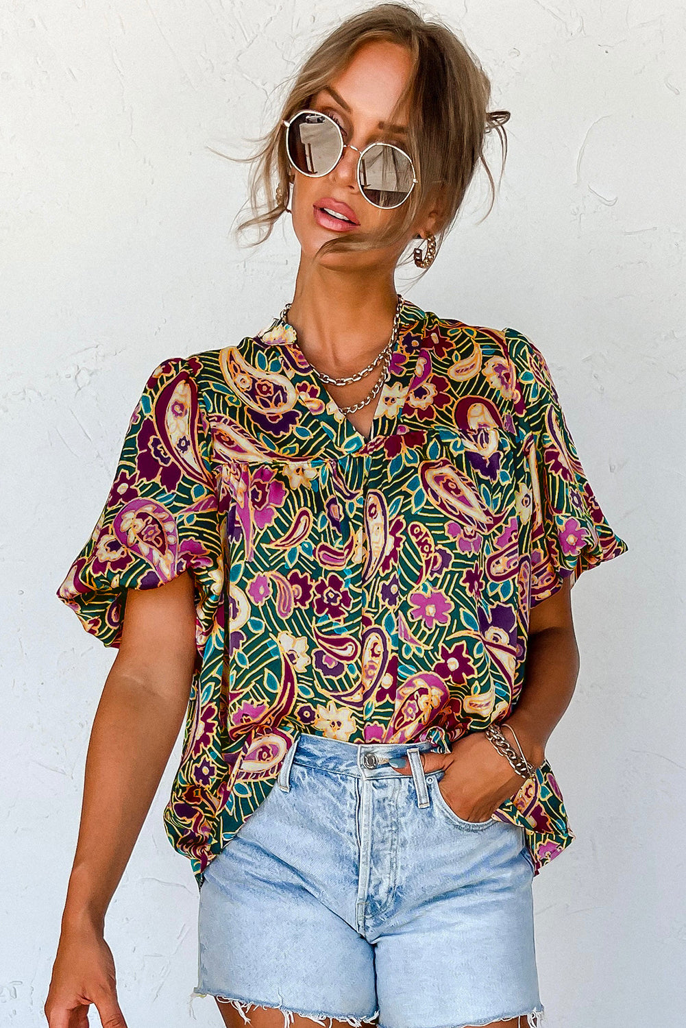 Blusa paisley verde com decote em V e manga curta bolha