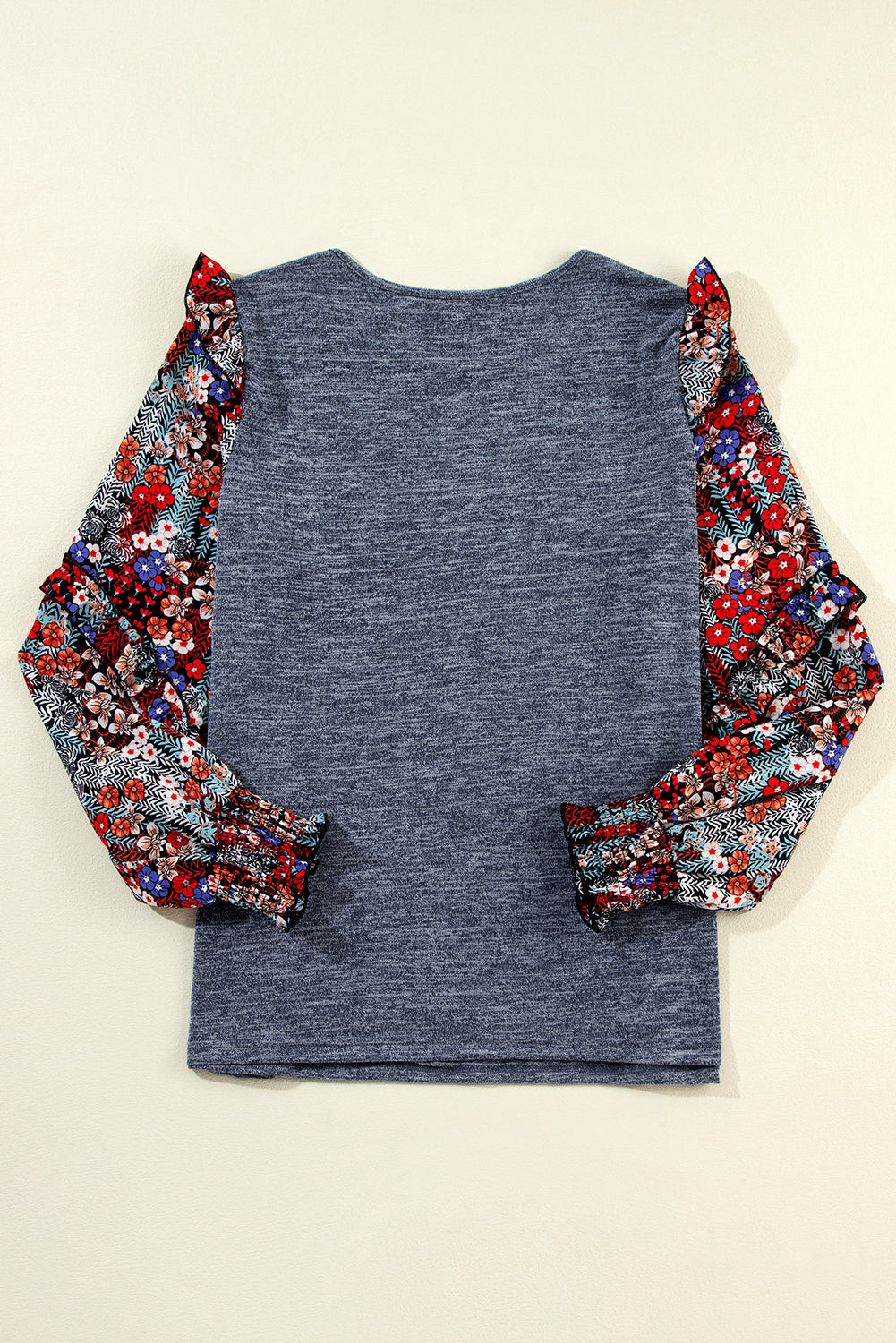 Blusa azul com babados e manga floral com gola redonda