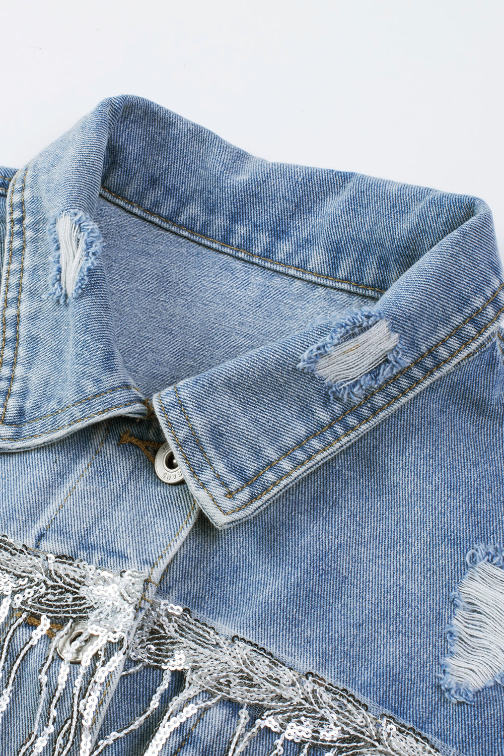 Jaqueta jeans envelhecida com franjas embelezadas com lantejoulas azul celeste