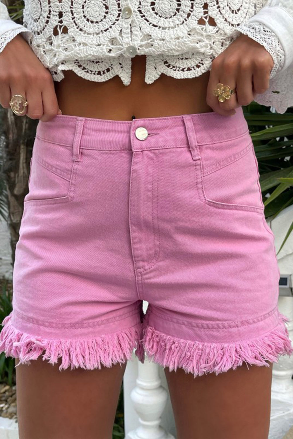 Shorts jeans de cintura média com borda desgastada rosa