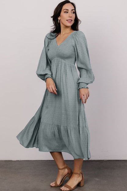 Robe bleue smockée à manches longues et à volants à pois et col en V