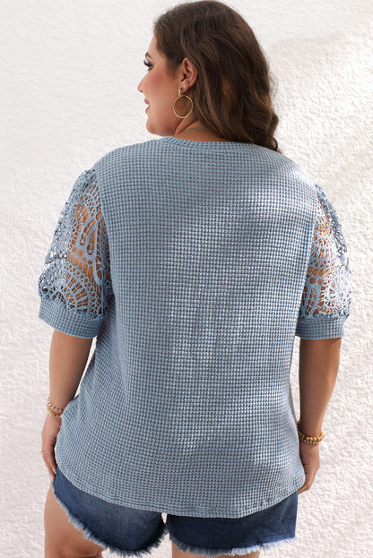 Ashleigh Bleu - T-shirt en tricot texturé à manches en dentelle de grande taille