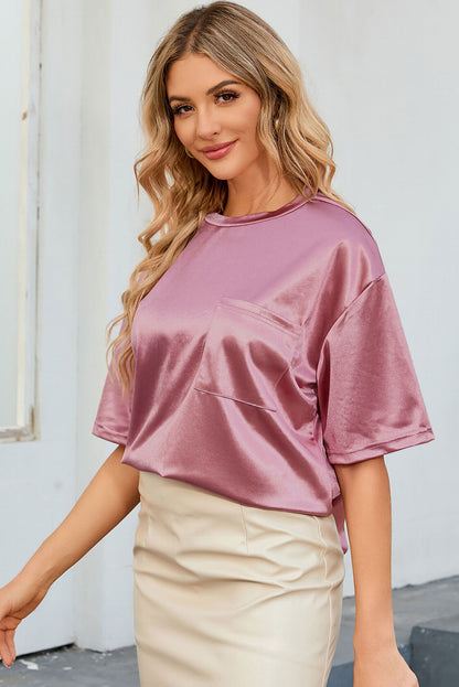 Camiseta rosa com bolso no peito e ajuste solto