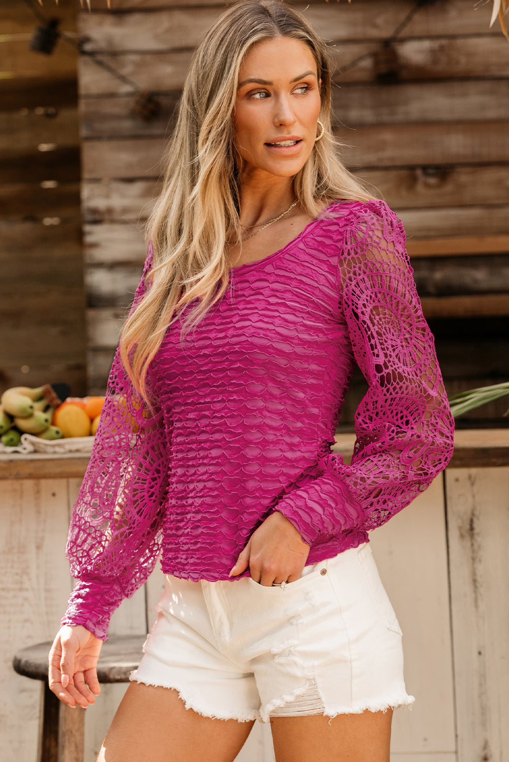 Blusa texturizada com babados e manga lanterna com emenda de renda vermelha rosa