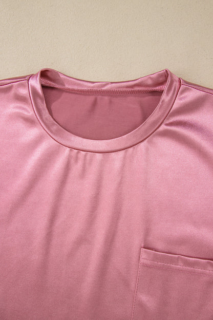 Camiseta rosa com bolso no peito e ajuste solto