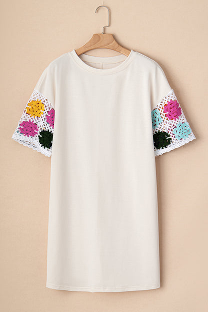 Vestido camiseta branco floral com emenda de crochê e manga