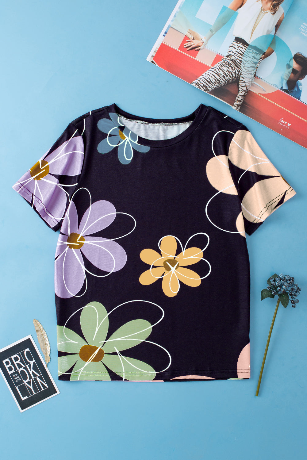 Camiseta bege com estampa de flores de verão casual com gola redonda