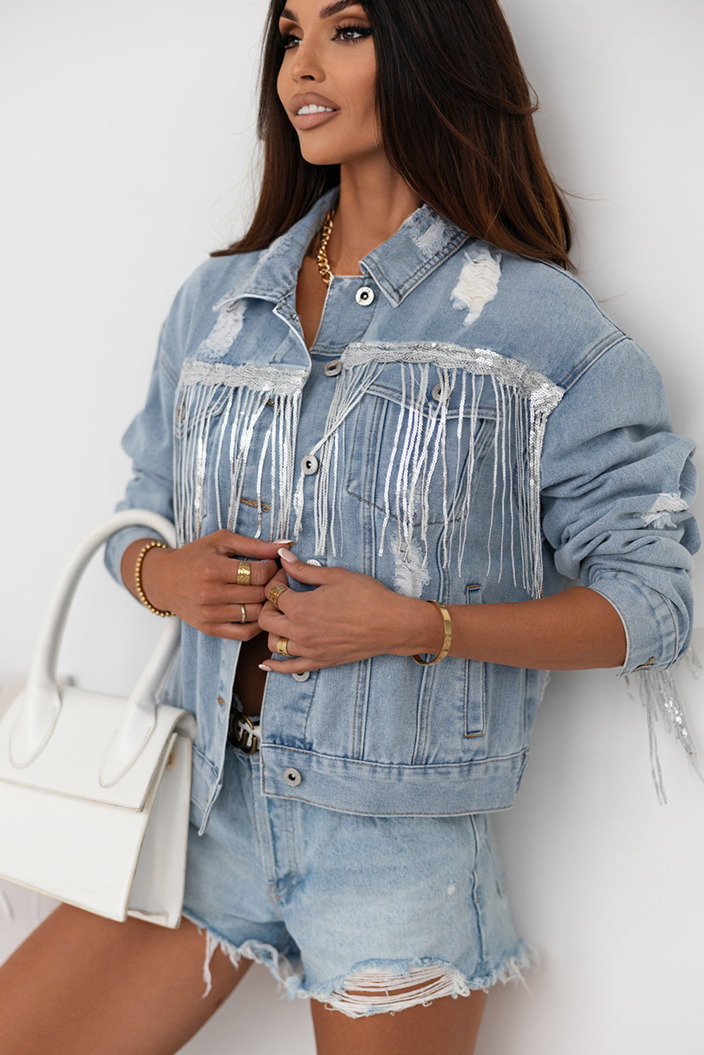 Veste en jean effet vieilli à franges ornées de sequins bleu ciel