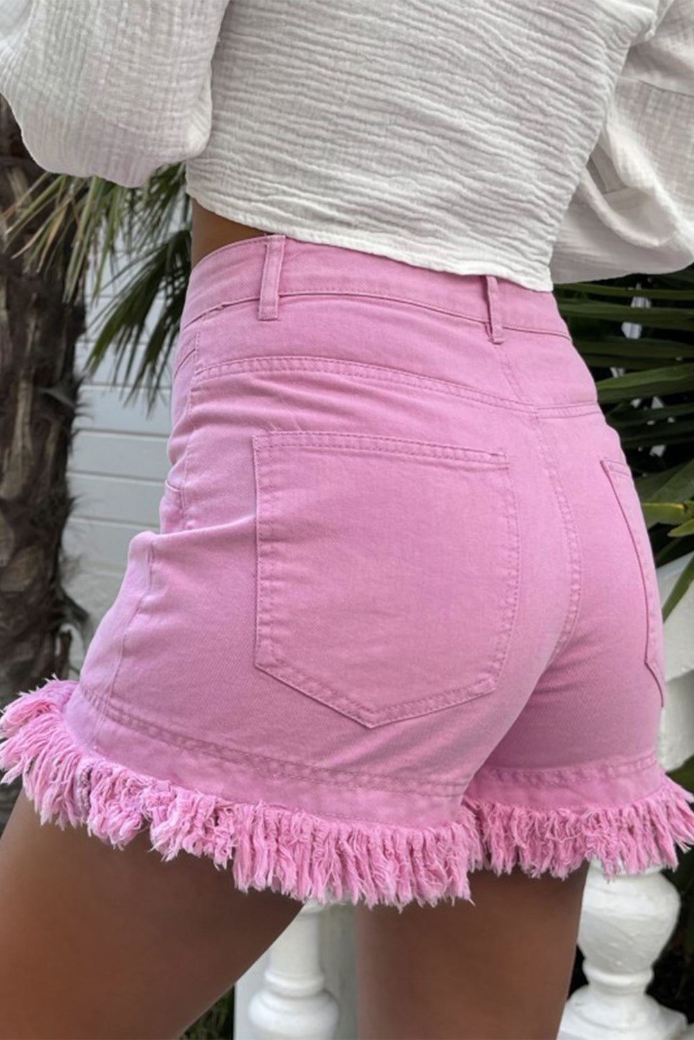 Shorts jeans de cintura média com borda desgastada rosa