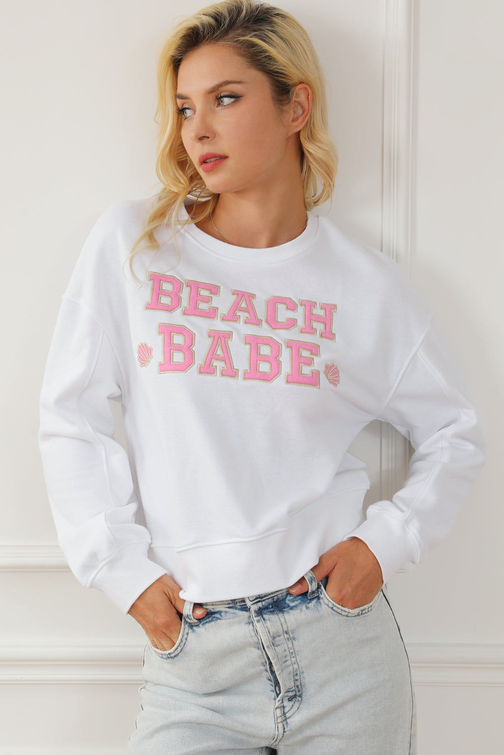 Moletom casual branco BEACH BABE com slogan gráfico