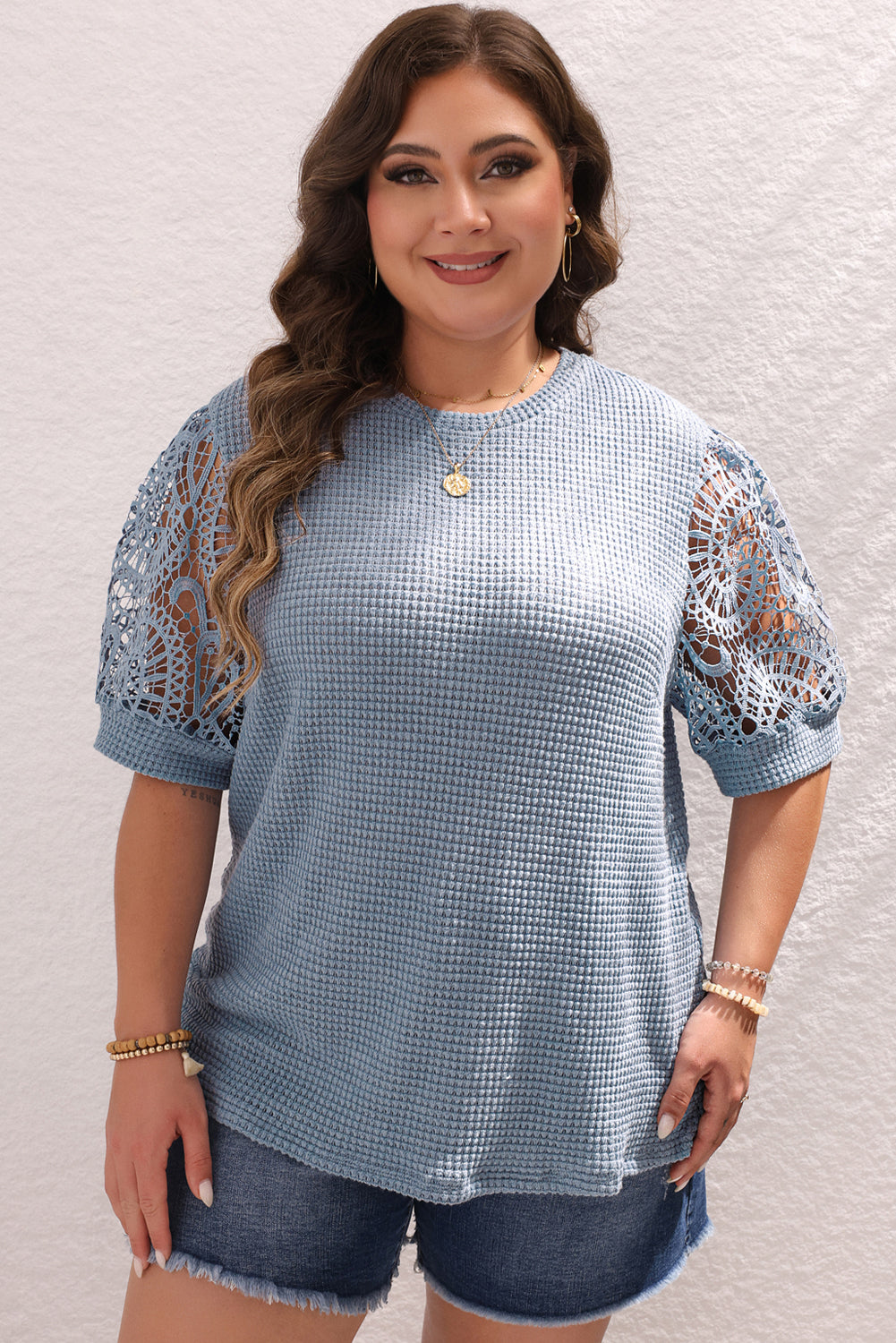 Camiseta Ashleigh Blue Plus Size em malha texturizada com manga de renda