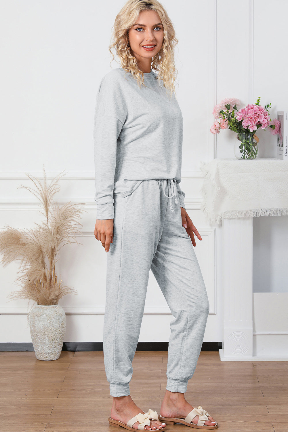 Ensemble de salon gris avec pull à manches longues et pantalon de jogging