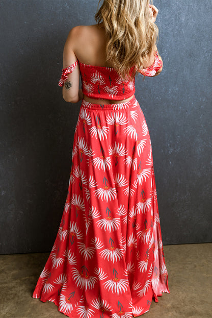 Conjunto de top cropped floral vermelho franzido sem ombro e saia maxi com fenda