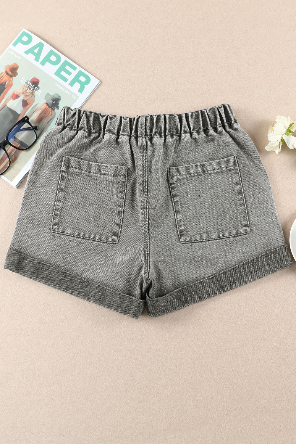 Shorts jeans cinza com bolso e cordão de cintura alta