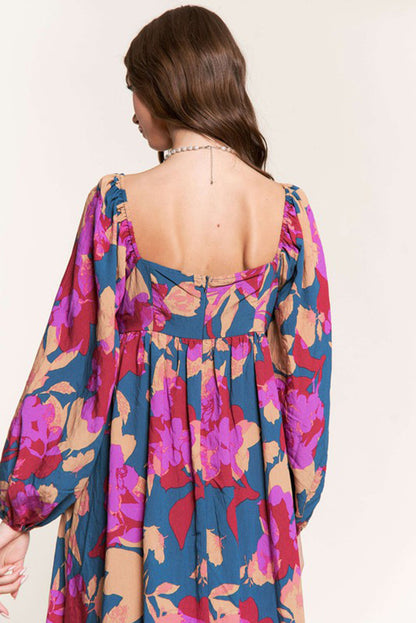 Vestido multicolorido com estampa floral e decote quadrado com babados e cintura alta