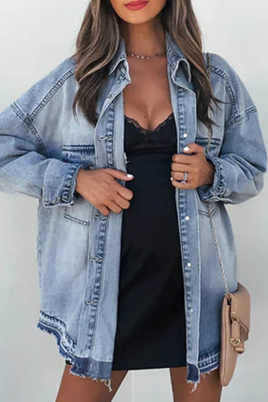 Jaqueta jeans oversized com bolso azul celeste e abotoado