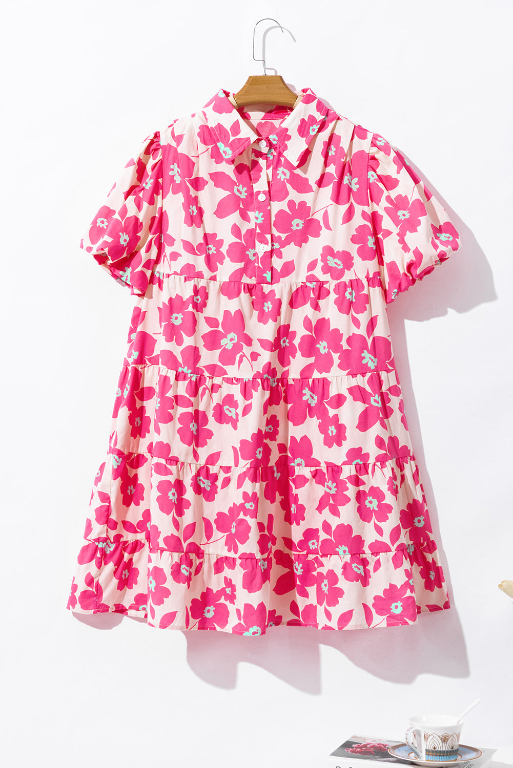 Vestido mini camisa floral rosa com manga bufante em camadas