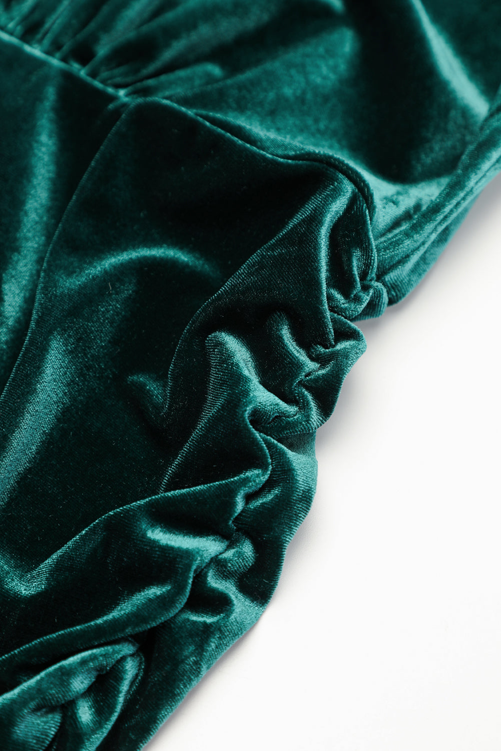 Robe moulante froncée en velours vert à manches bouffantes