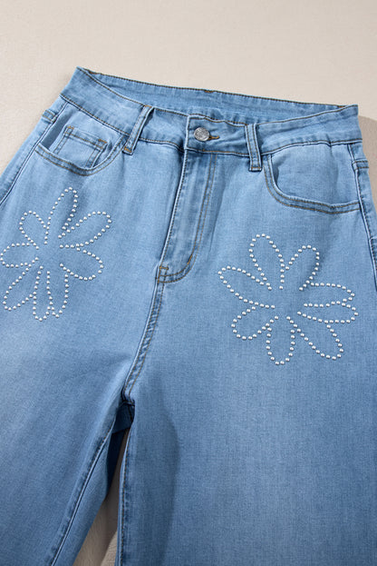 Jeans de perna larga com decoração floral azul claro com strass e cintura alta