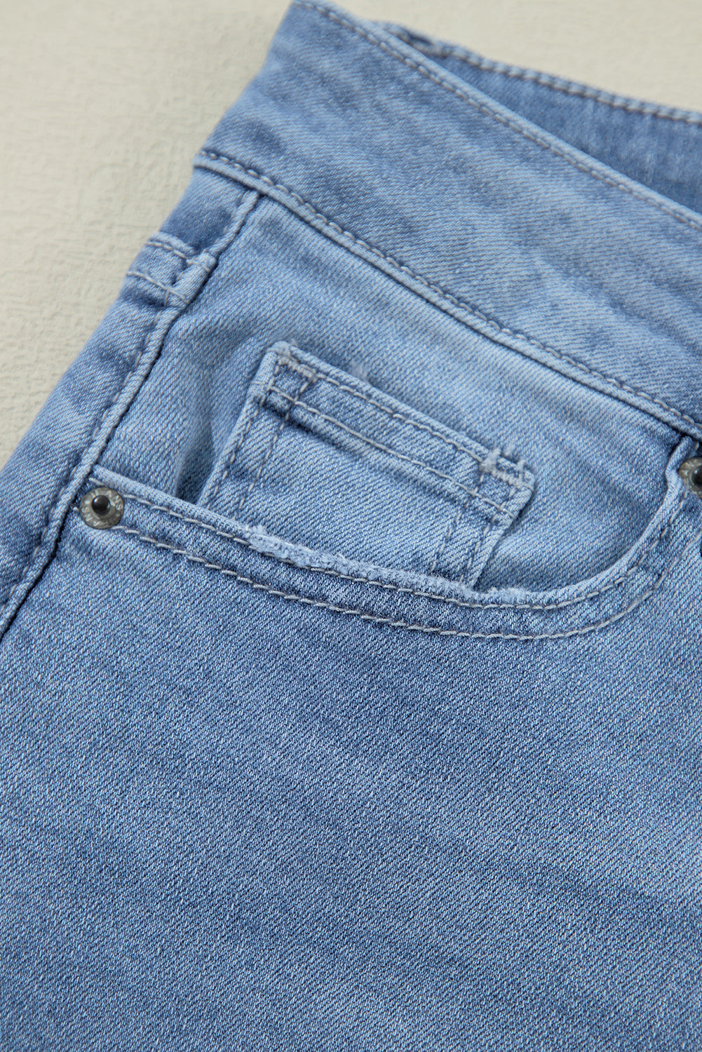 Jeans rasgados com zíper e botão assimétrico de cintura alta azul crepúsculo