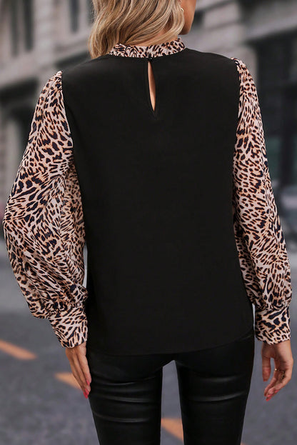 Blusa preta com estampa de leopardo e manga lanterna