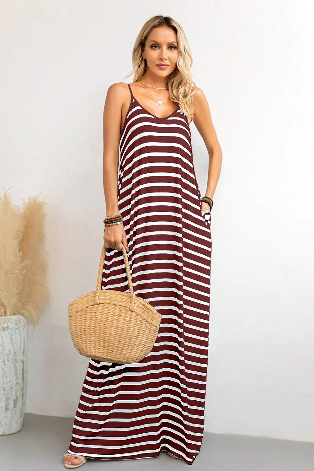 Vestido maxi com listras vermelhas com bolsos laterais e alças finas