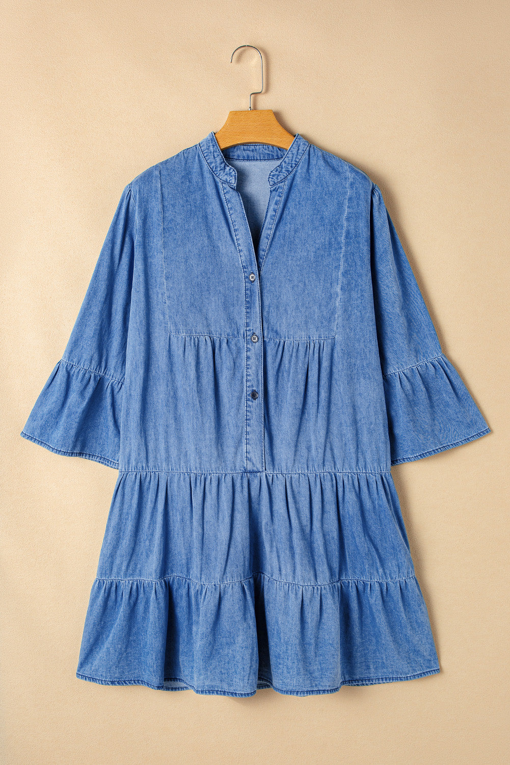 Mini vestido Chambray azul celeste com babados manga 3/4 em camadas divididas com decote em V