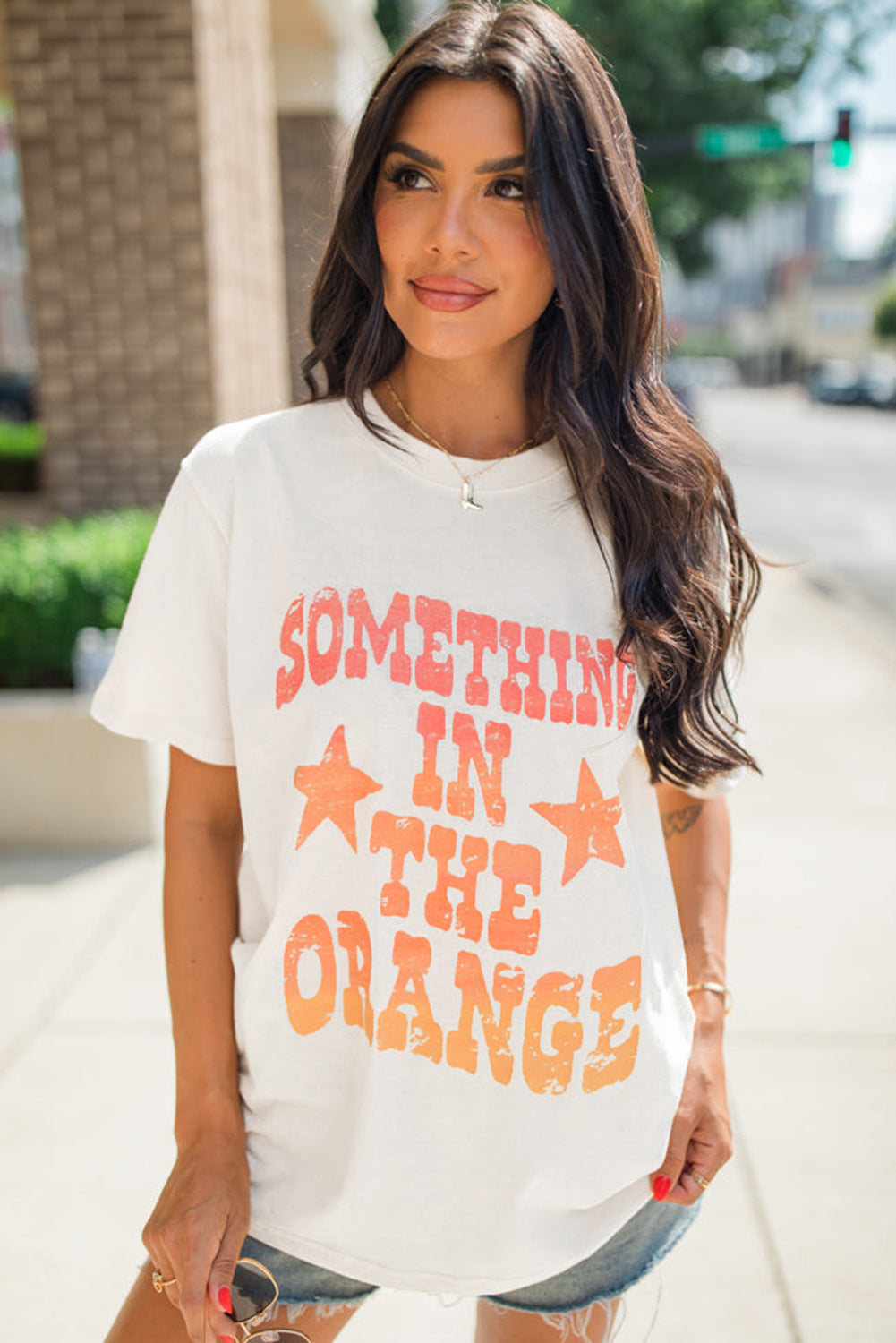 Camiseta branca com gola redonda gráfica ALGO NA ORANGE