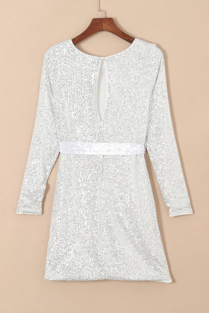 Mini-robe argentée à sequins, manches longues, nouée à la taille