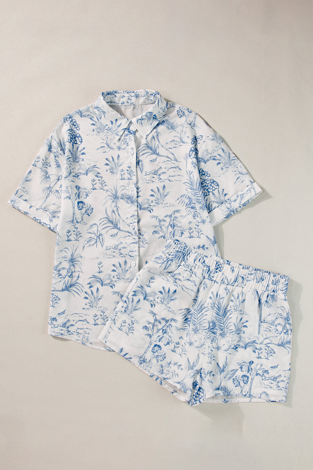 Conjunto de camisa e shorts florais azul celeste de manga curta