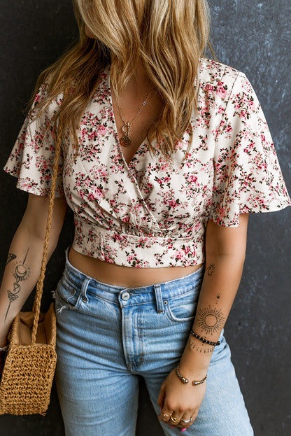 Blusa recortada com estampa floral rosa com decote em V