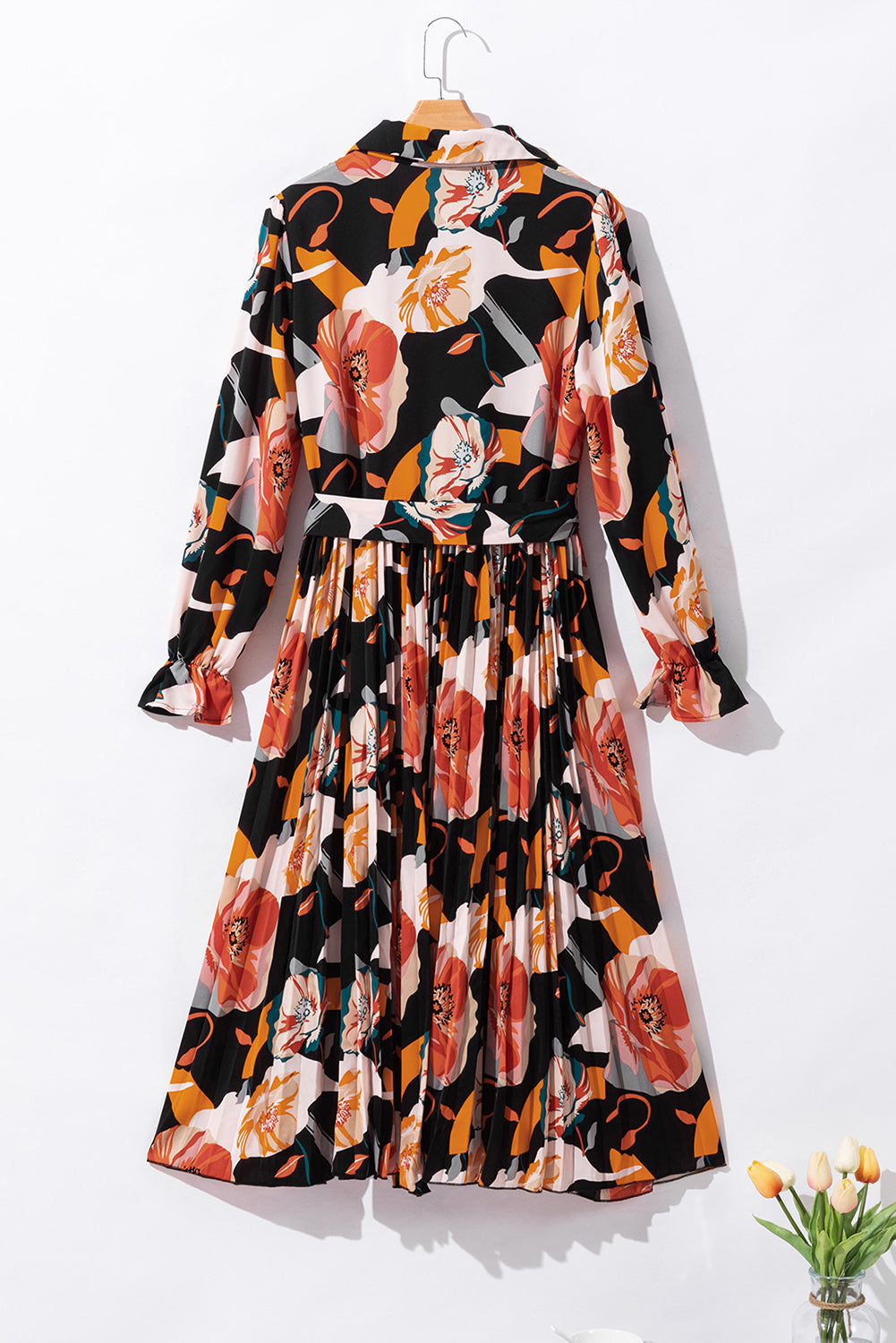 Vestido midi plissado com estampa floral multicolorida na cintura e camisa