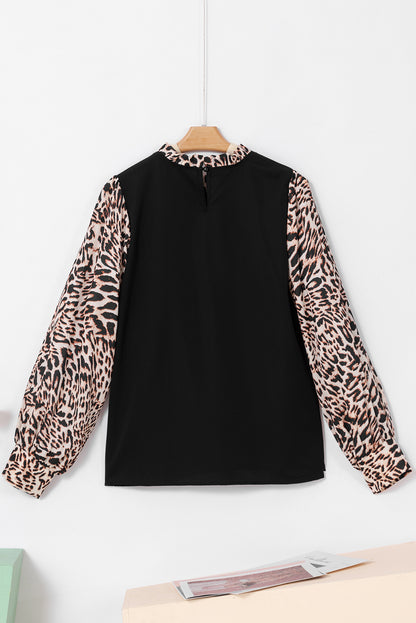 Blusa preta com estampa de leopardo e manga lanterna