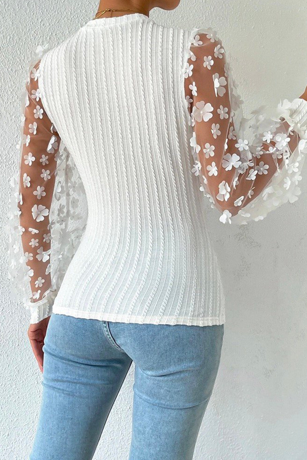 Blusa de malha texturizada com apliques florais pretos e mangas de malha