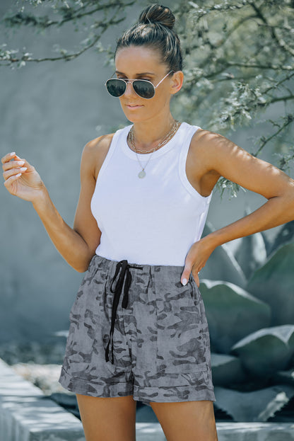 Shorts com bolsos na cintura elástica casual com estampa camuflada e cordão