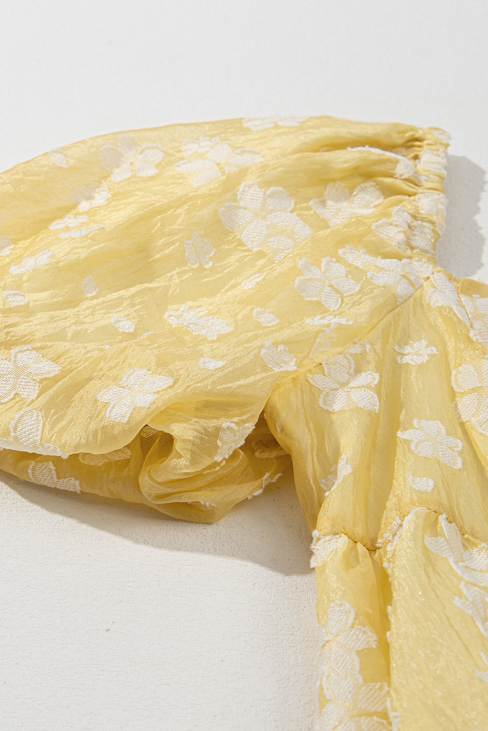 Mini-robe jaune à manches bouffantes et col carré en jacquard à fleurs style bohème