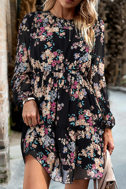 Vestido preto floral com babados em camadas com decote redondo e babados