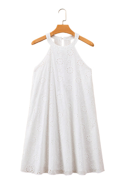 Robe blanche sans manches à col licou et motif à œillets style Boho