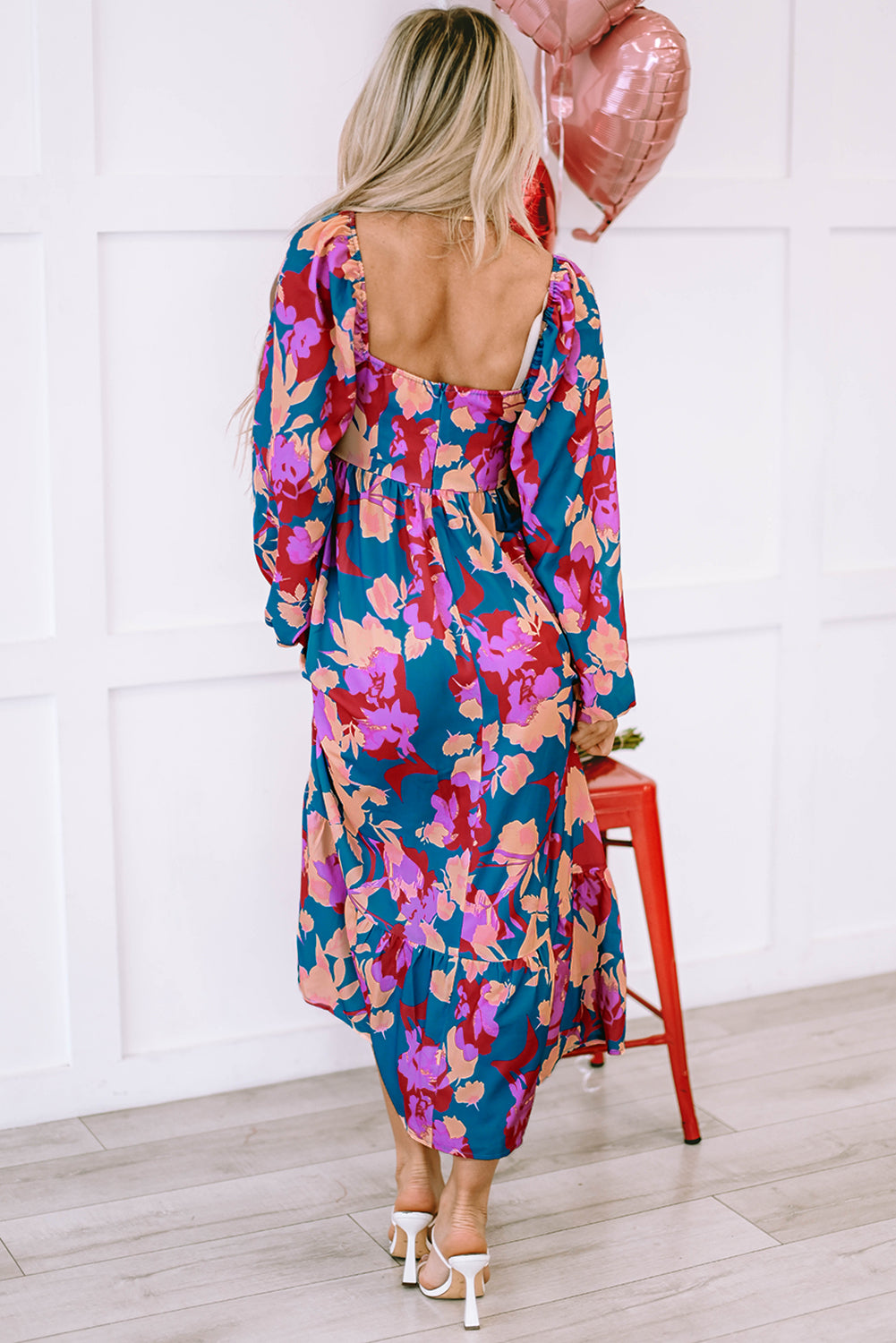 Vestido multicolorido com estampa floral e decote quadrado com babados e cintura alta