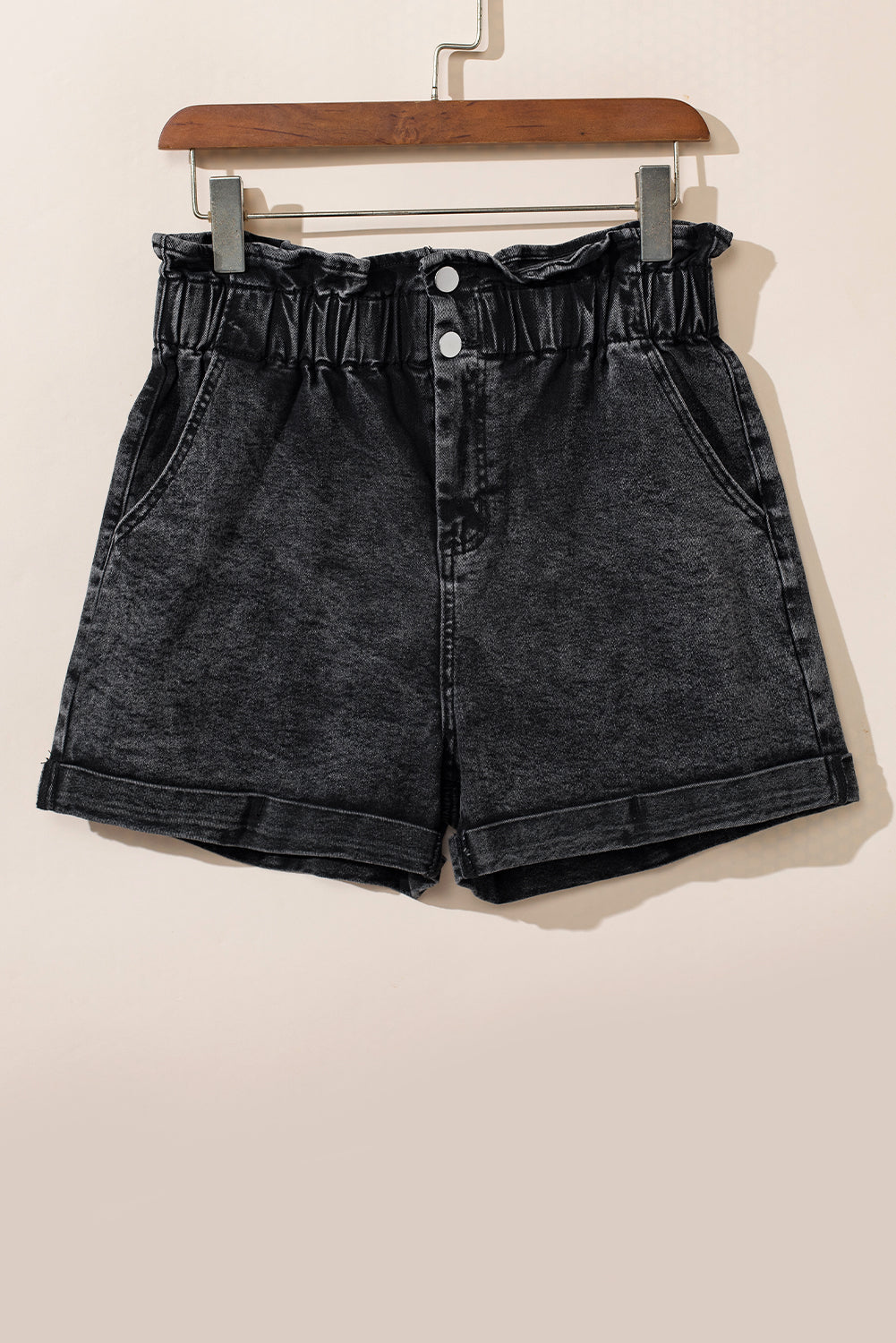 Shorts jeans preto vintage lavado com babados de cintura alta