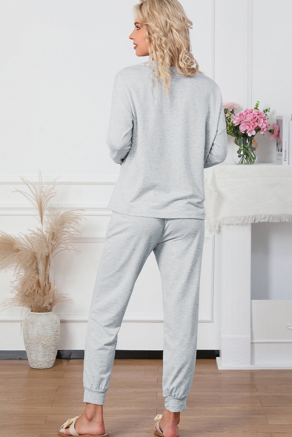 Ensemble de salon gris avec pull à manches longues et pantalon de jogging