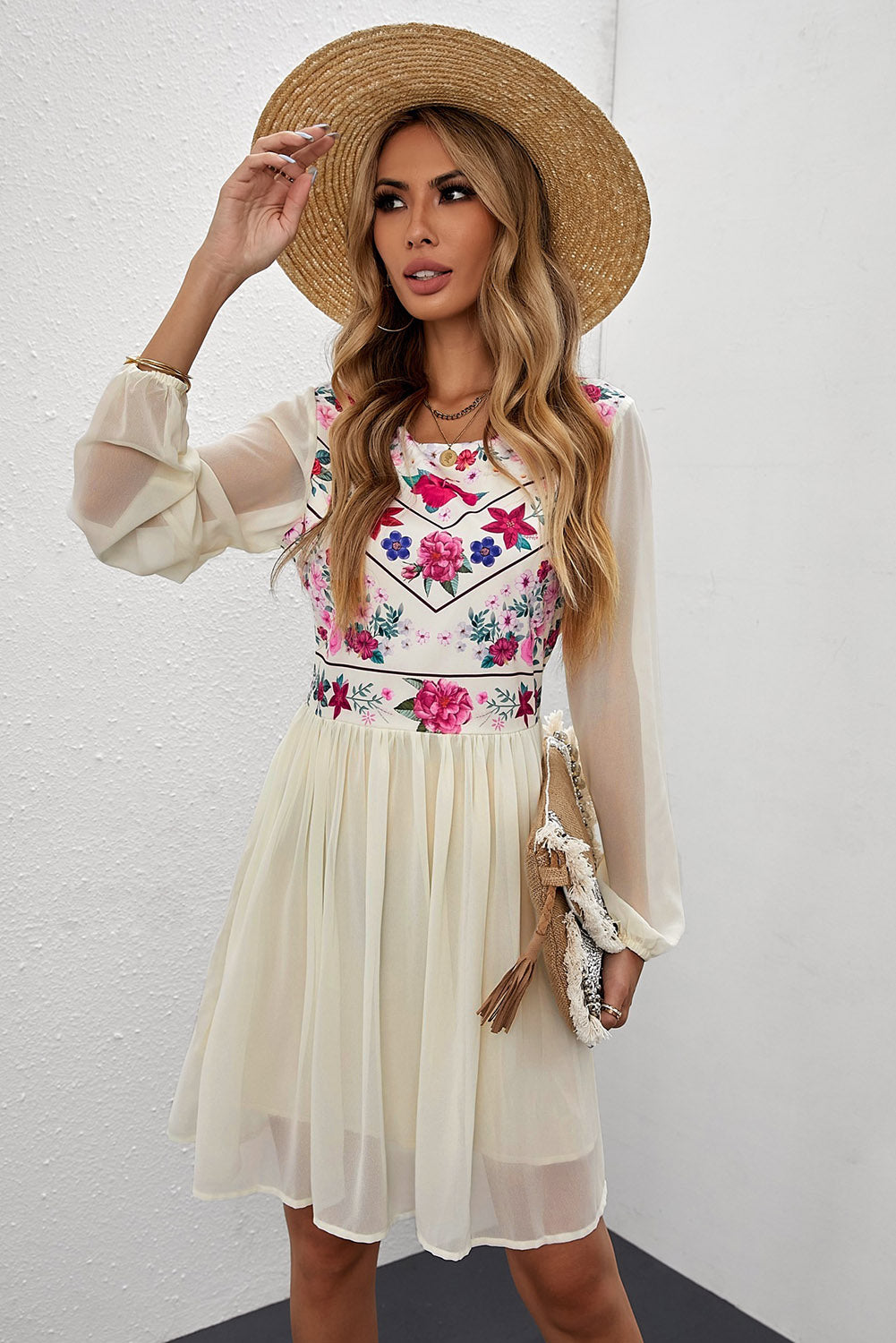 Vestido fluido branco com emenda de malha floral forrado