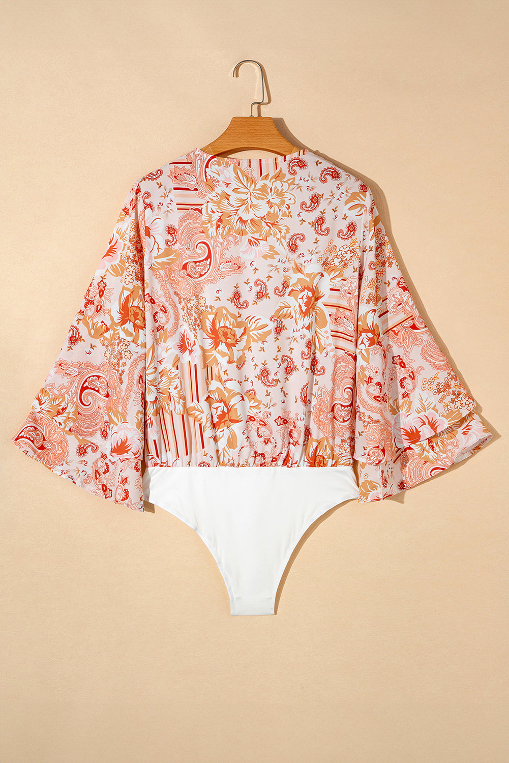 Body laranja com estampa floral e babados manga sino com decote em V