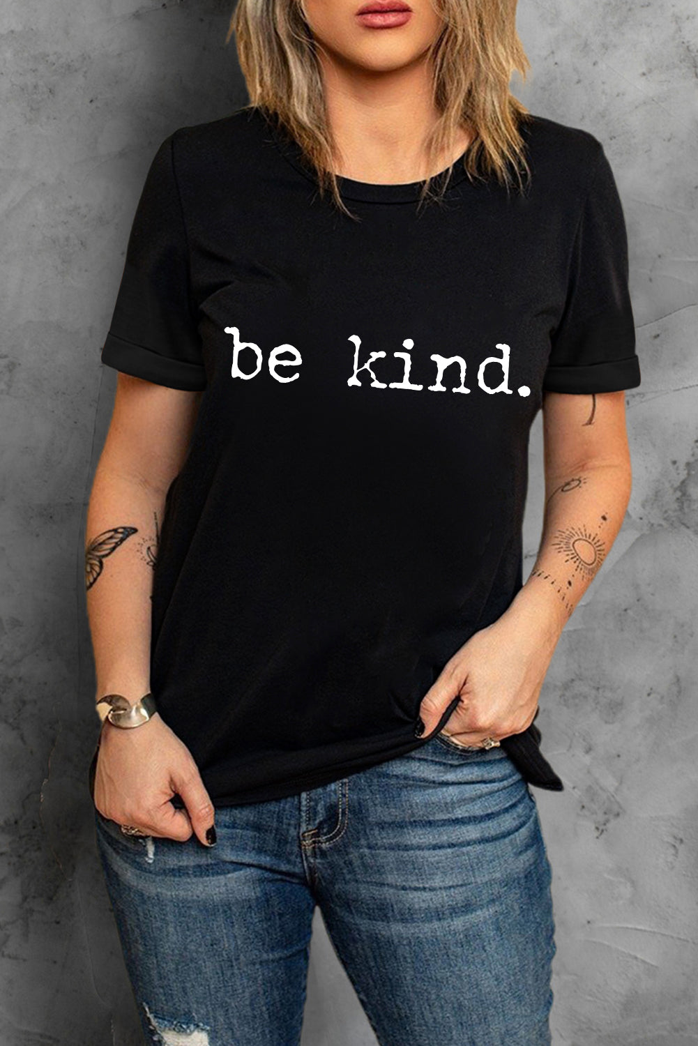 T-shirt décontracté à col rond et lettre imprimée be kind noir