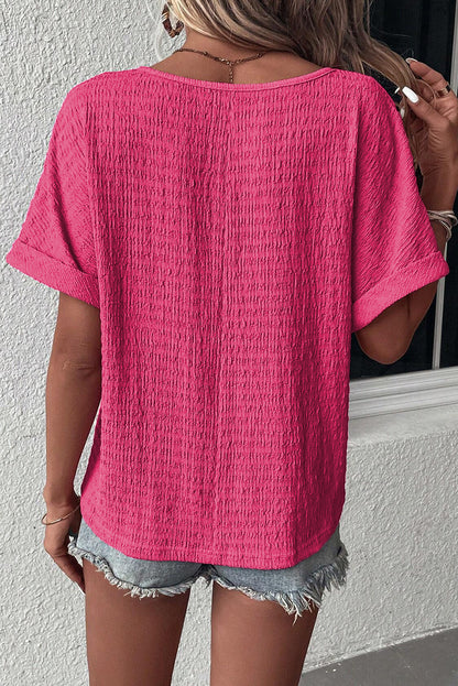 Camiseta com manga enrolada texturizada rosa brilhante e decote em V